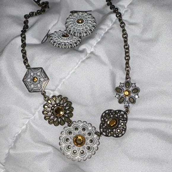 Elegant Multi-Color Necklace and Earring Set - Picture 5 of 5